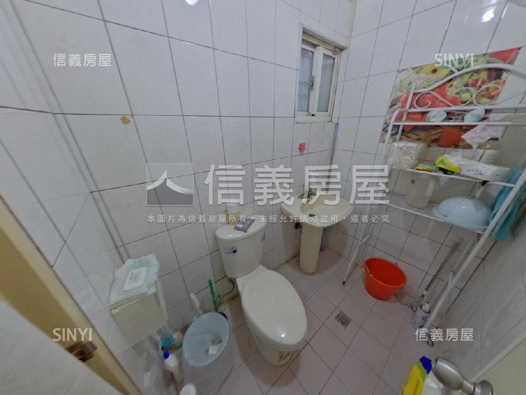 縣政十九街清雅透天房屋室內格局與周邊環境