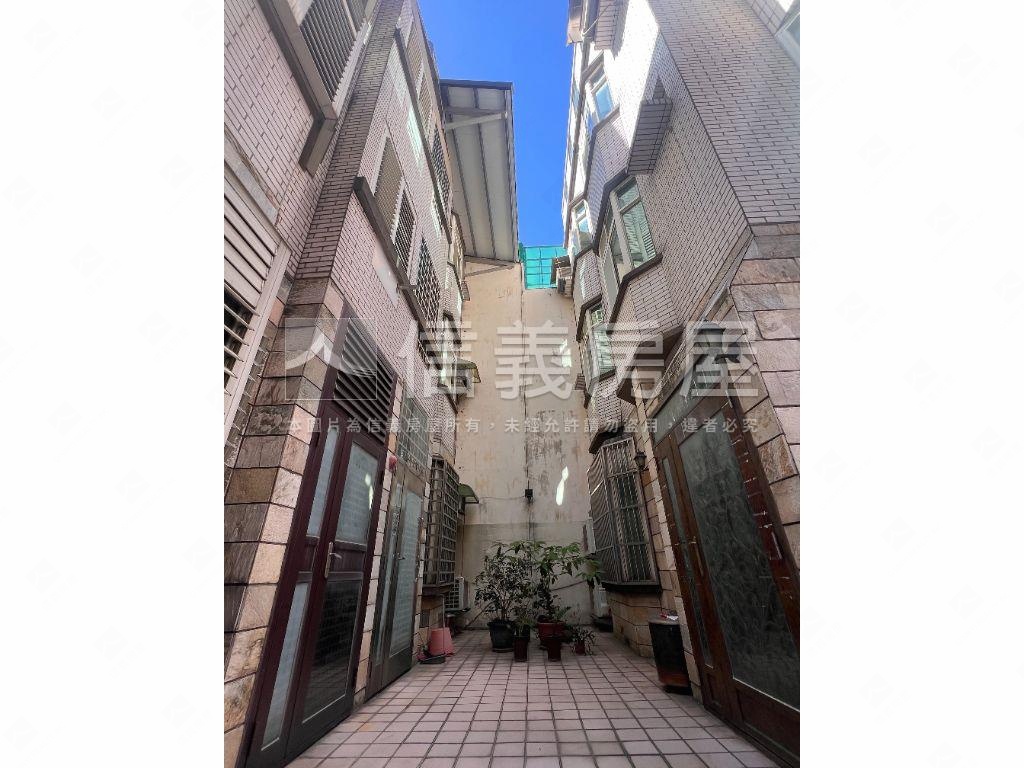 縣政十九街清雅透天房屋室內格局與周邊環境