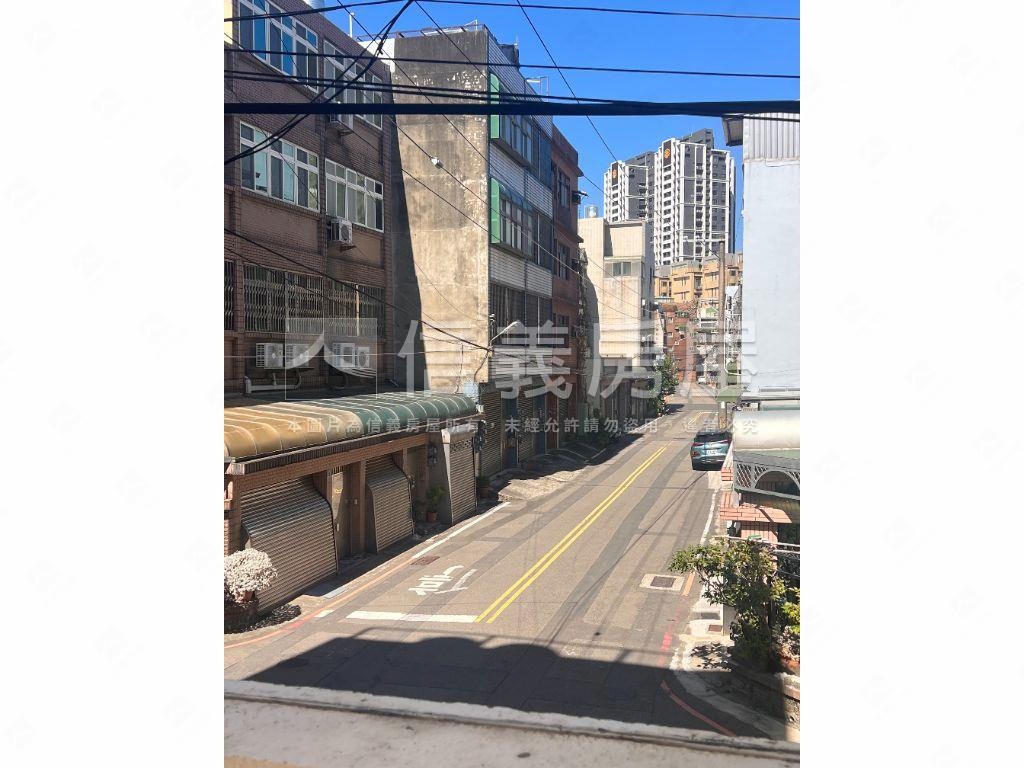 縣政十九街聚寶盆透天房屋室內格局與周邊環境