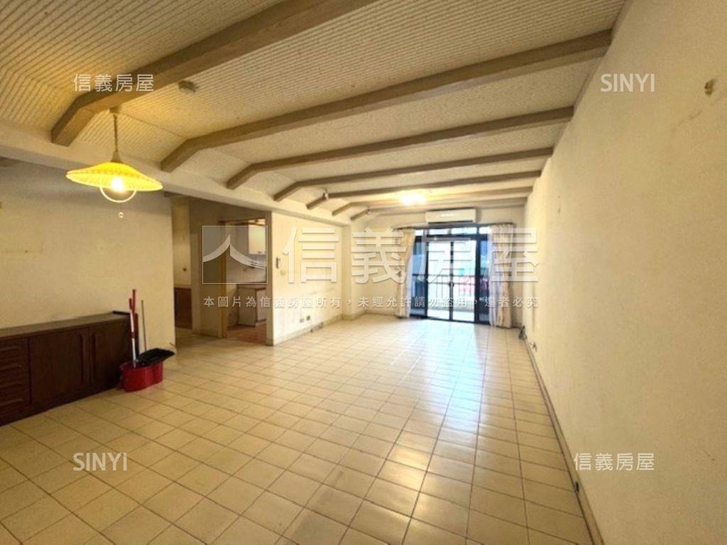 雅苑管理華廈坡平車位房屋室內格局與周邊環境