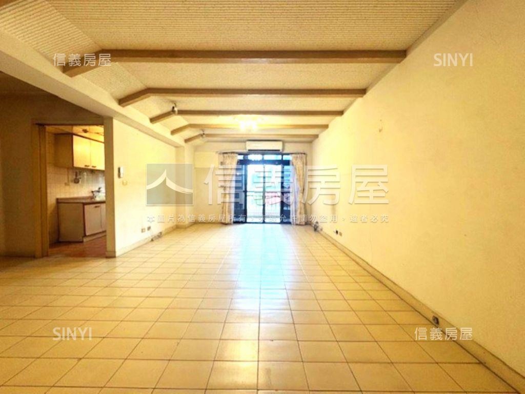 雅苑管理華廈坡平車位房屋室內格局與周邊環境