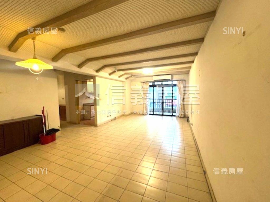 雅苑管理華廈坡平車位房屋室內格局與周邊環境
