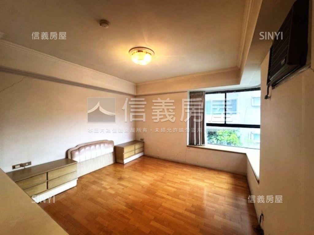 雅苑管理華廈坡平車位房屋室內格局與周邊環境