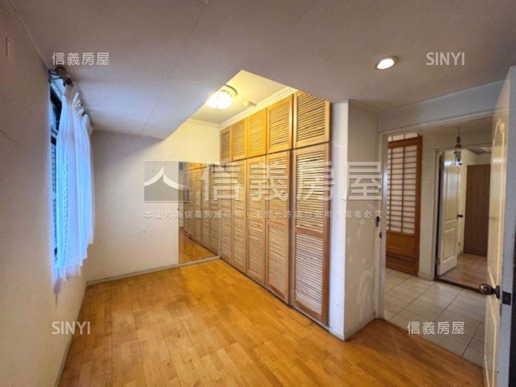 雅苑管理華廈坡平車位房屋室內格局與周邊環境