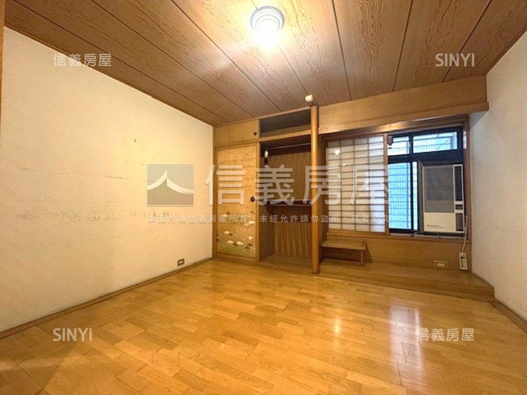 雅苑管理華廈坡平車位房屋室內格局與周邊環境