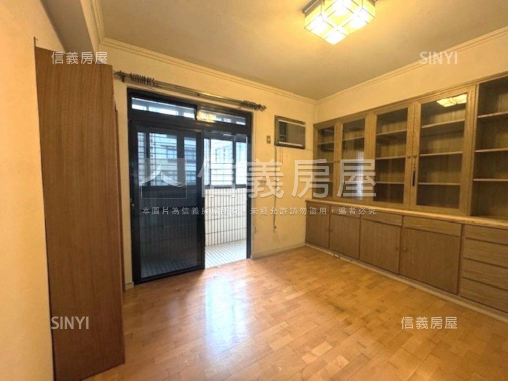 雅苑管理華廈坡平車位房屋室內格局與周邊環境
