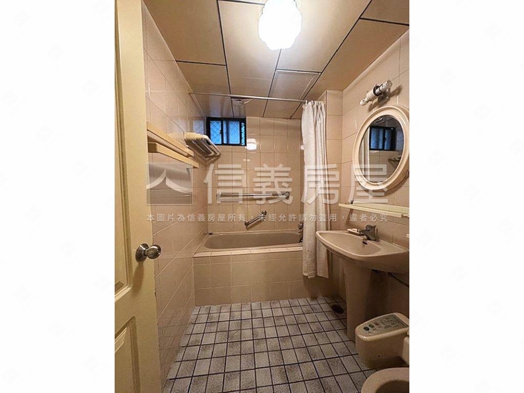 雅苑管理華廈坡平車位房屋室內格局與周邊環境
