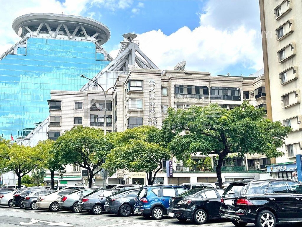 雅苑管理華廈坡平車位房屋室內格局與周邊環境