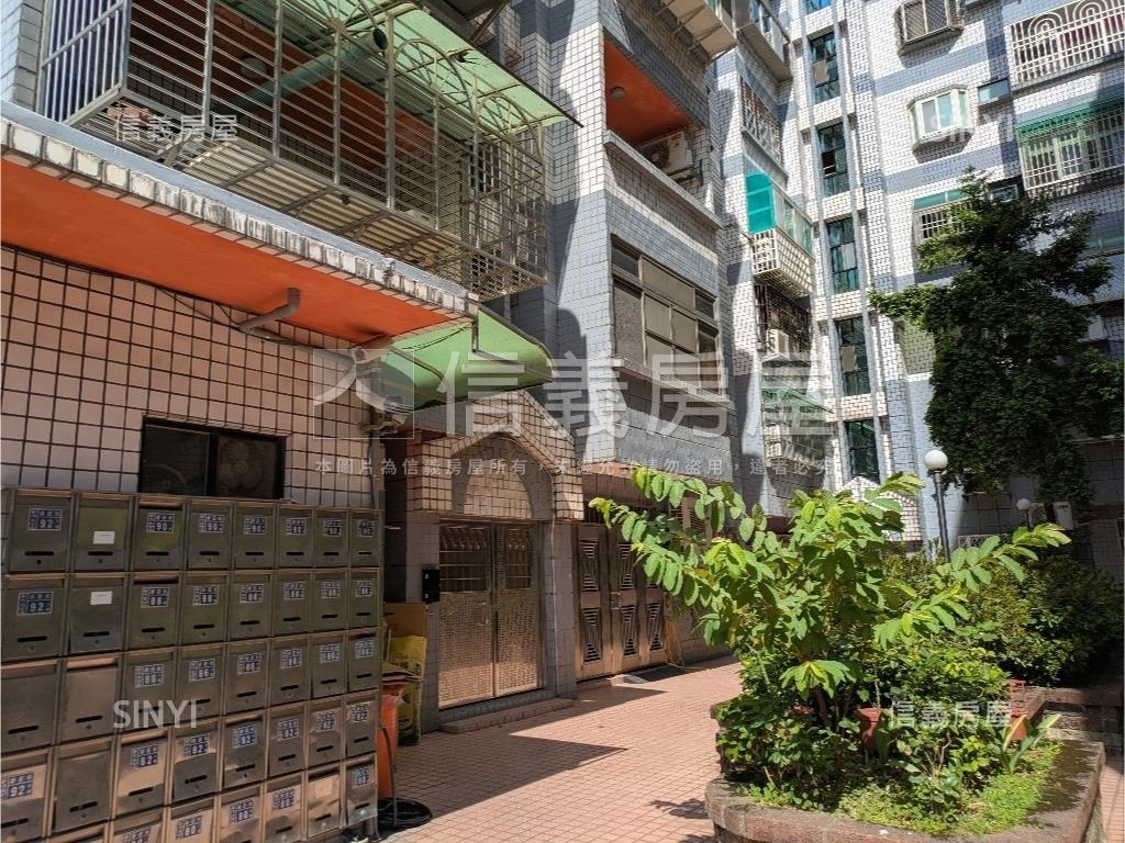 新莊街學士園三房附車位房屋室內格局與周邊環境