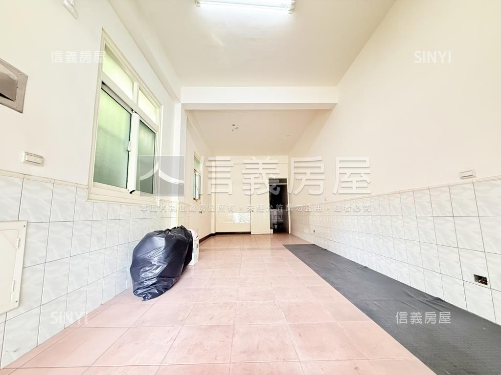 近輕軌正路上採光透店房屋室內格局與周邊環境