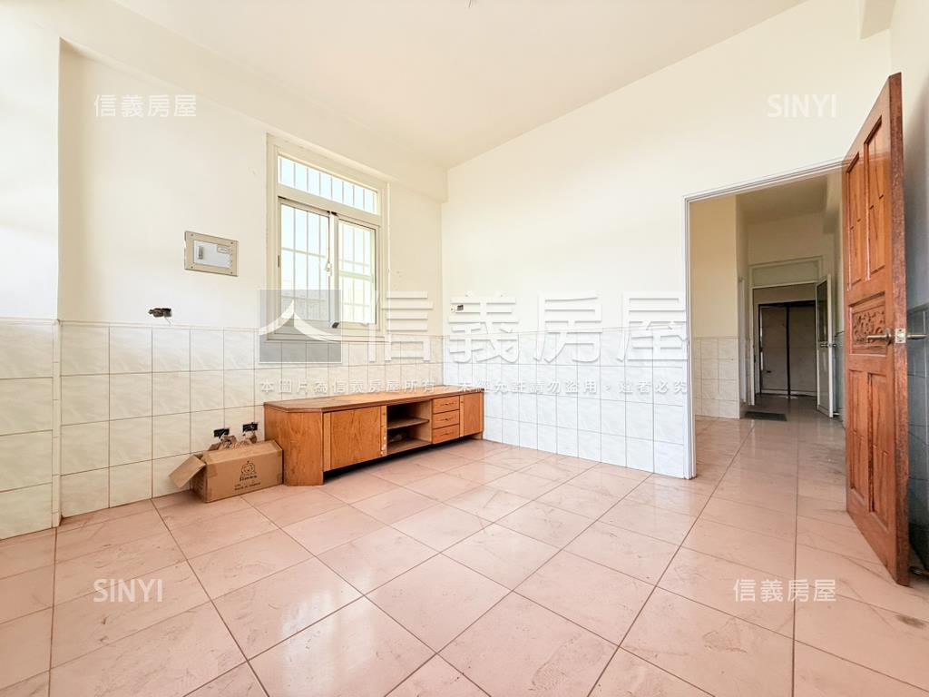 近輕軌正路上採光透店房屋室內格局與周邊環境