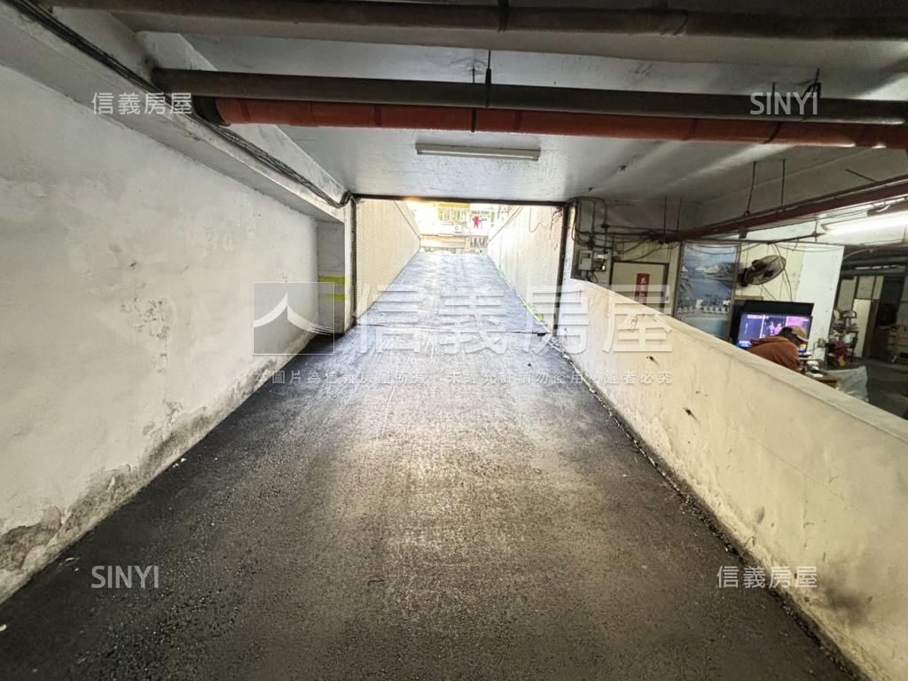 專任稀有方正電梯兩房房屋室內格局與周邊環境