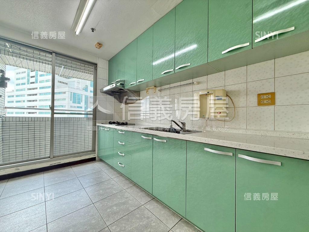近家樂福霸景四房車位房屋室內格局與周邊環境