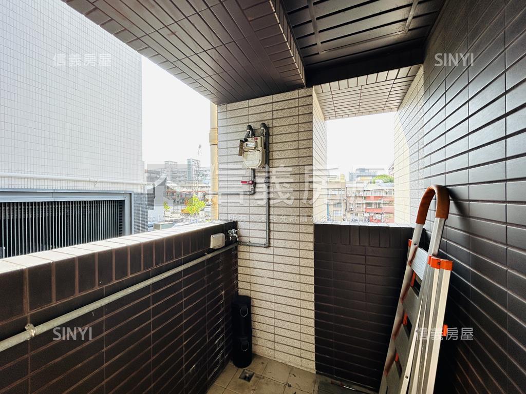 稀有大亮時代兩房車位房屋室內格局與周邊環境