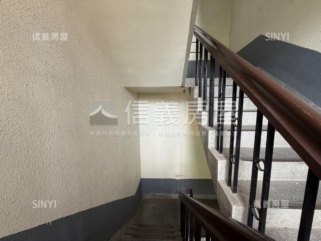 近大直捷運站。方正美寓房屋室內格局與周邊環境