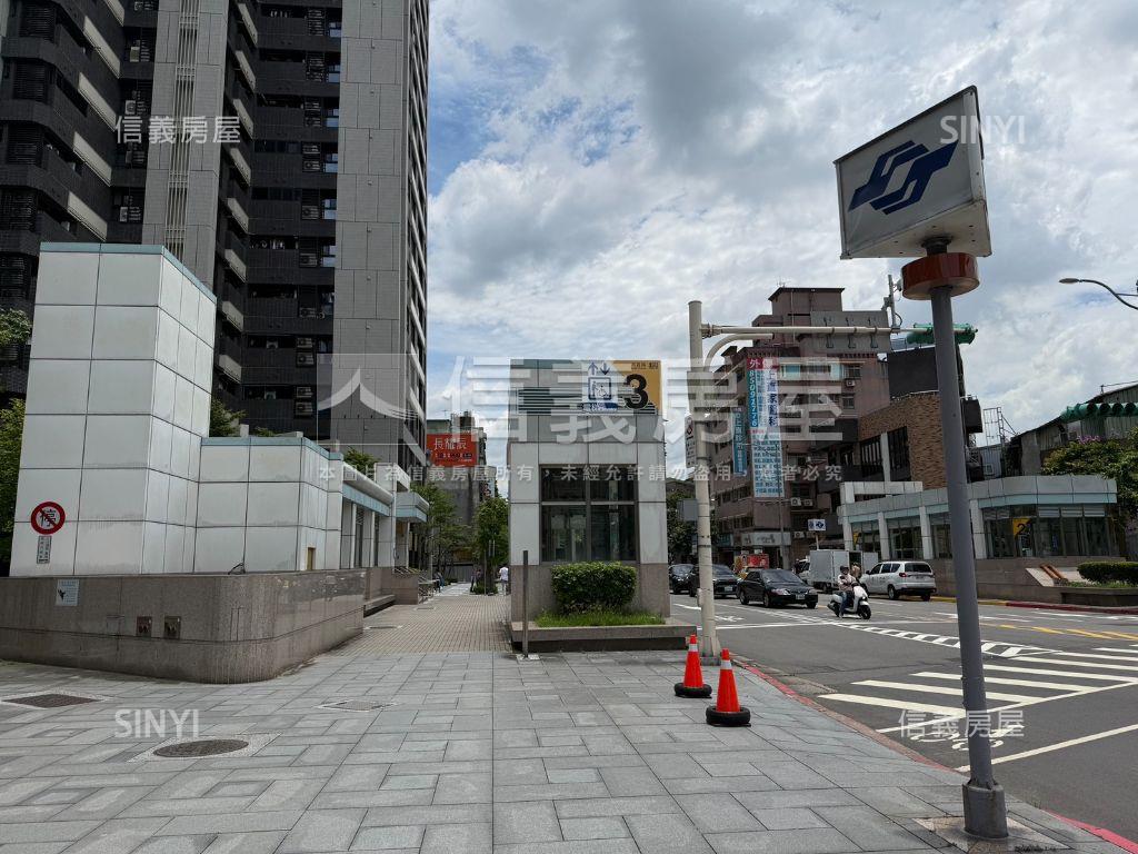 近大直捷運站。方正美寓房屋室內格局與周邊環境