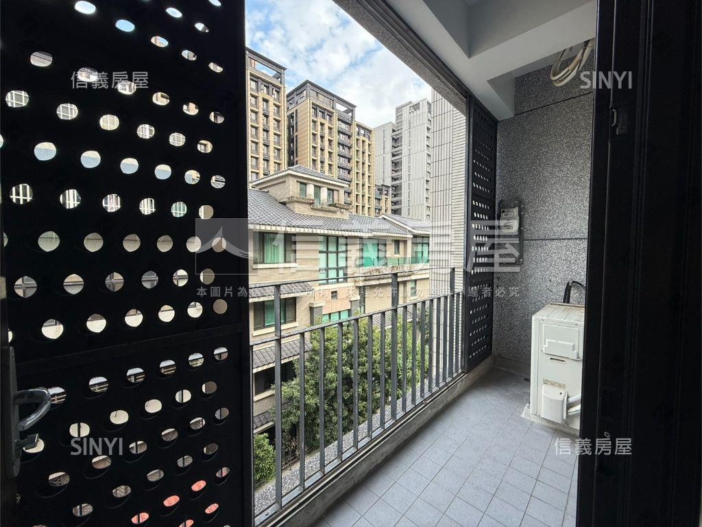 中央新村挑高三房平面車位房屋室內格局與周邊環境