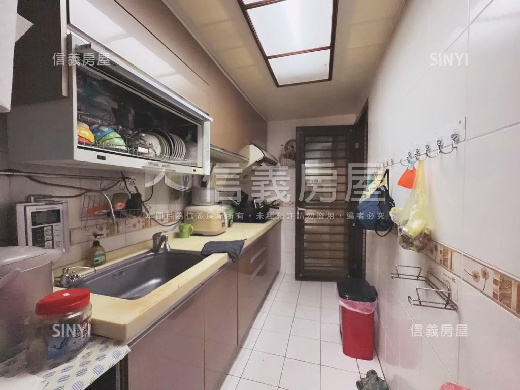 近高鐵採光四房雙車位房屋室內格局與周邊環境