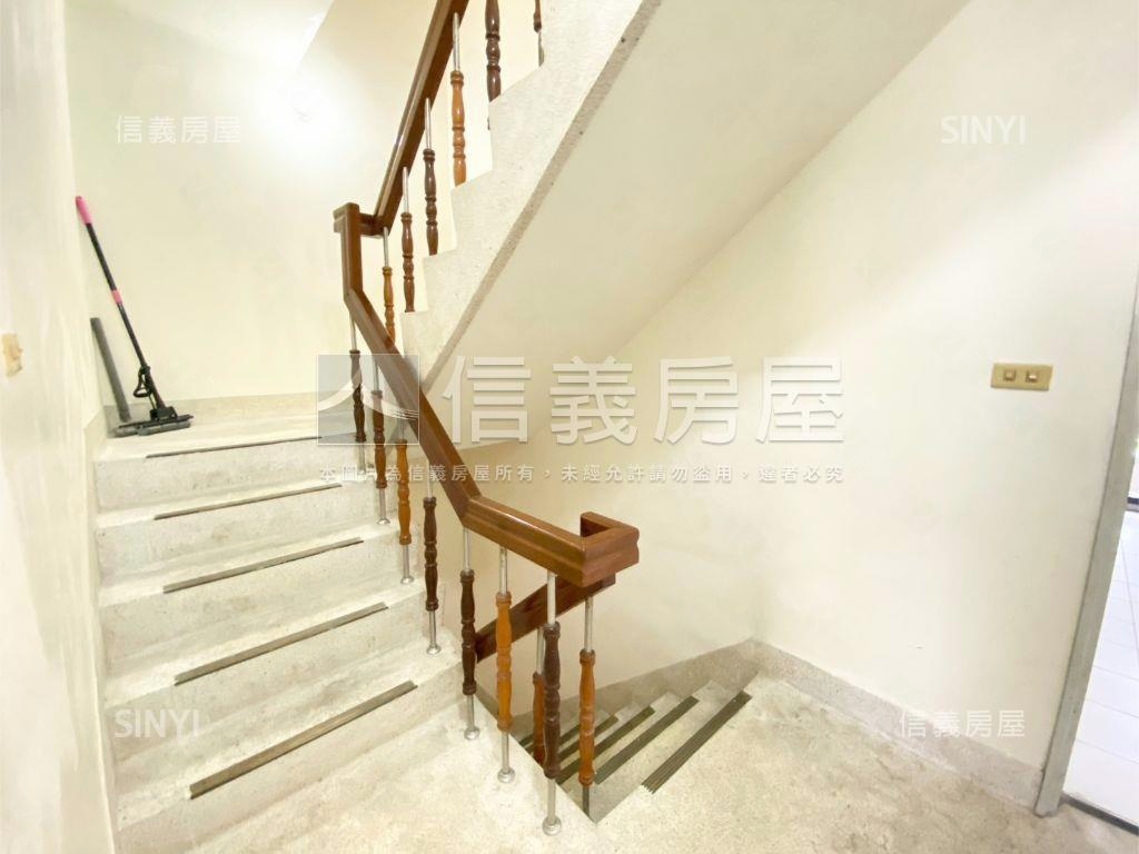 地約６２坪中興華城邊間墅房屋室內格局與周邊環境