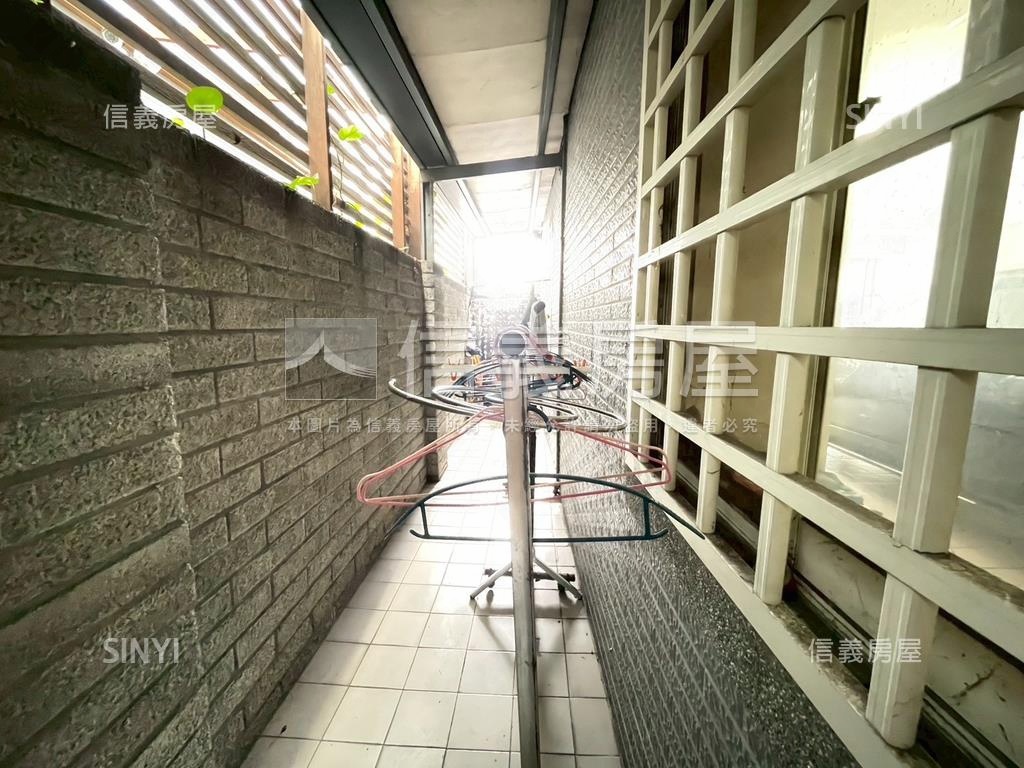 大里震後臨路車庫透天房屋室內格局與周邊環境