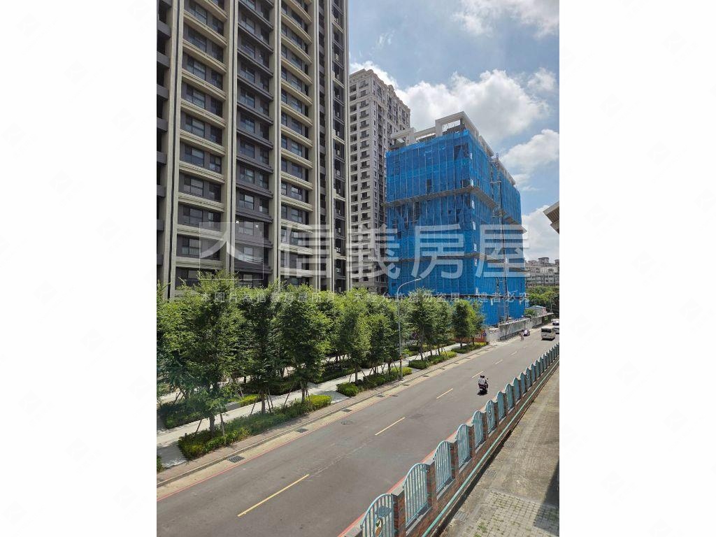 立信天朗黃金店面車位房屋室內格局與周邊環境