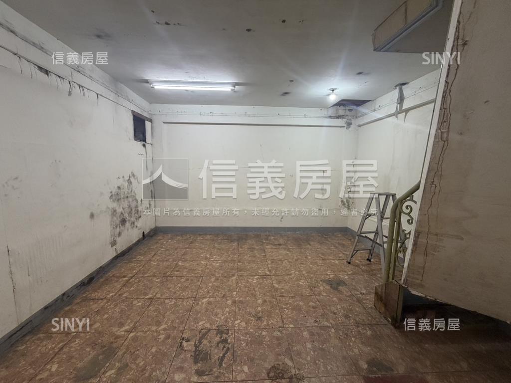捷運站旁角窗金店面房屋室內格局與周邊環境