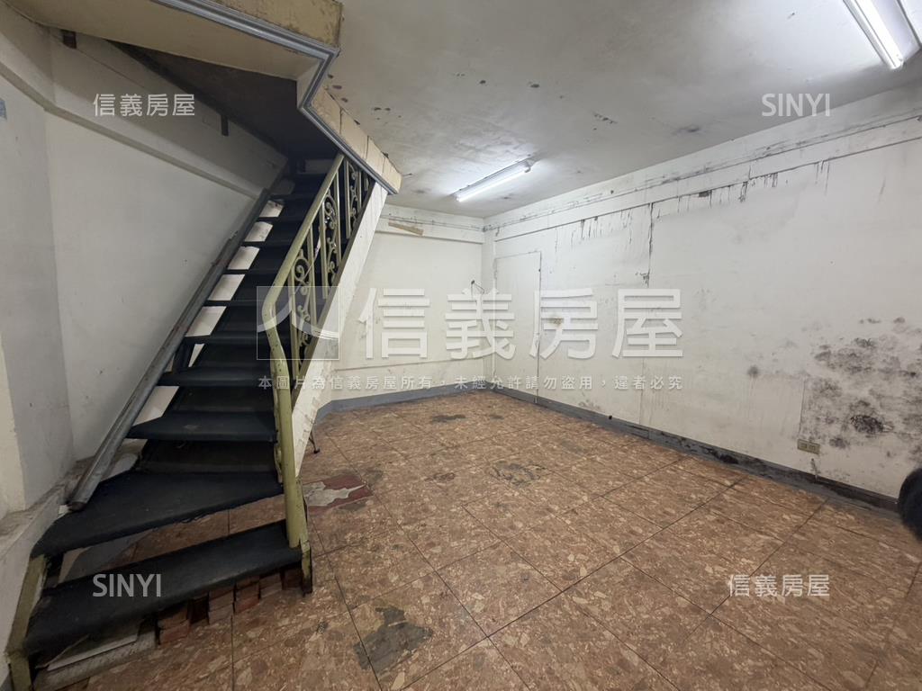 捷運站旁角窗金店面房屋室內格局與周邊環境
