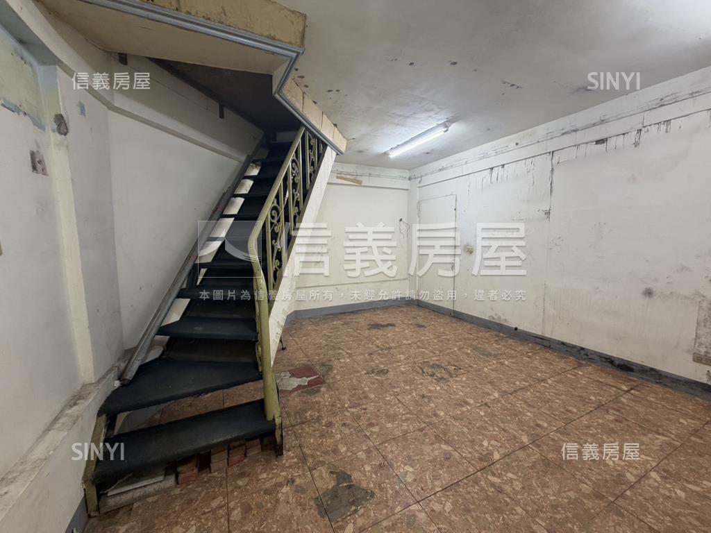 捷運站旁角窗金店面房屋室內格局與周邊環境