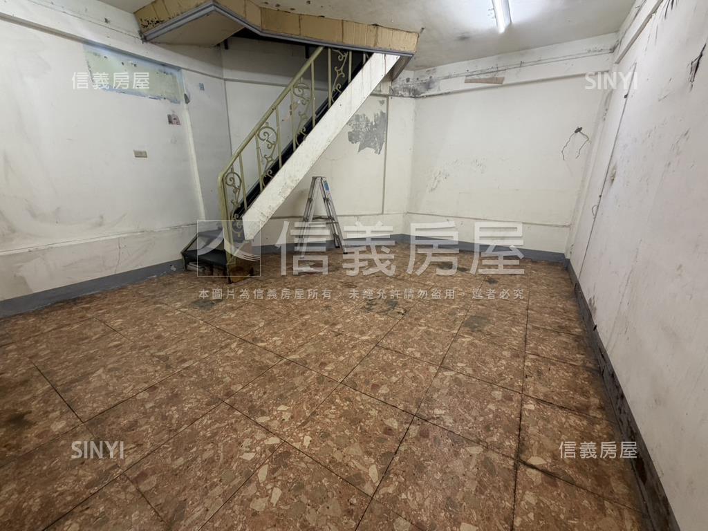 捷運站旁角窗金店面房屋室內格局與周邊環境