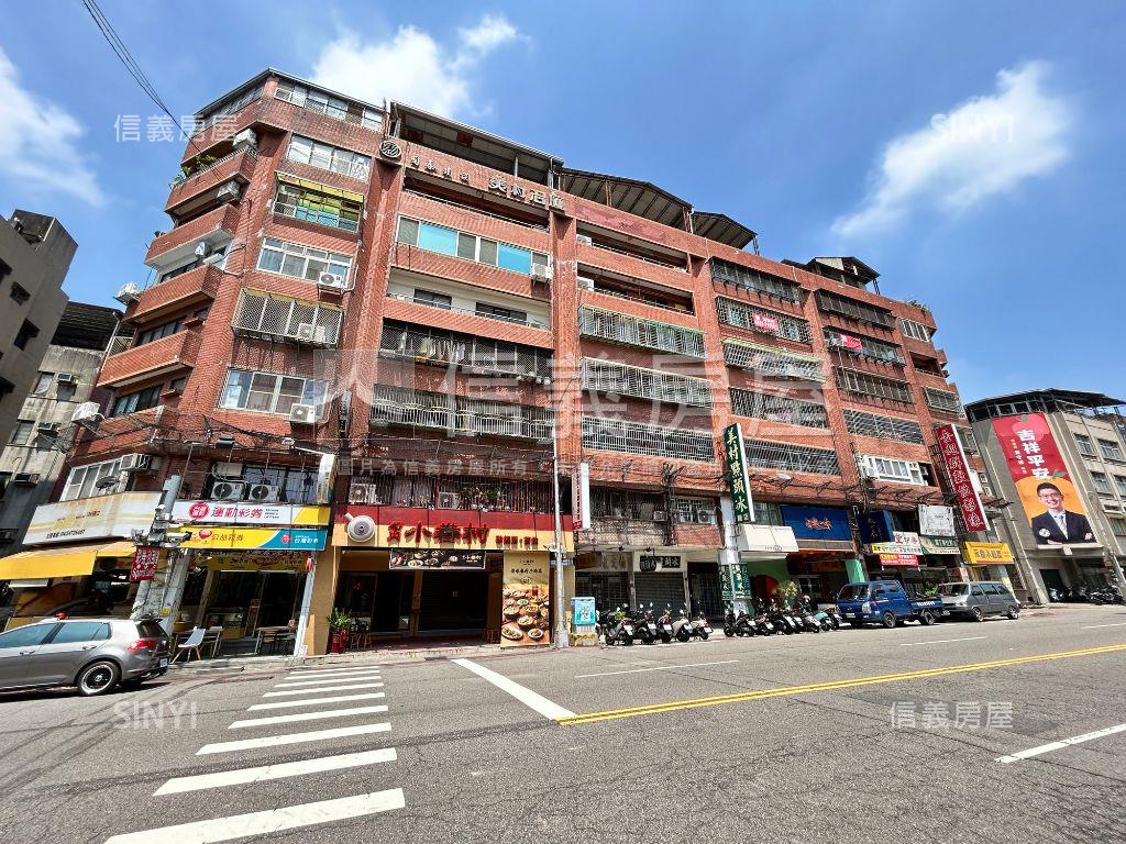 美村路上燙金門牌一樓店面房屋室內格局與周邊環境