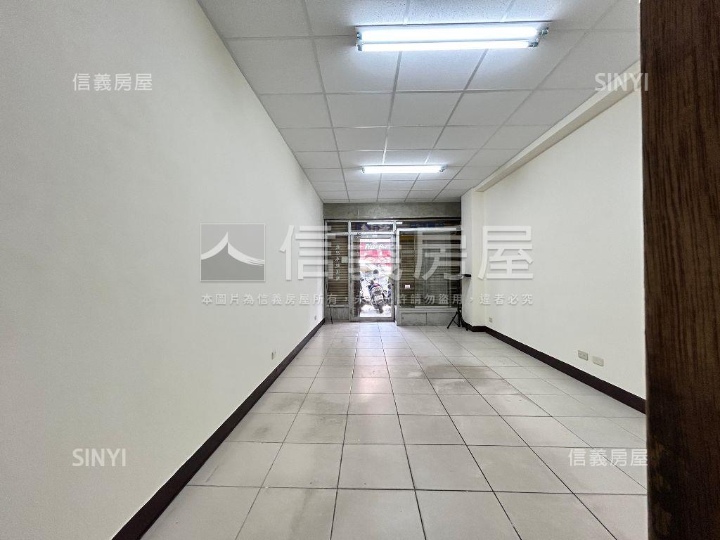 美村路上燙金門牌一樓店面房屋室內格局與周邊環境