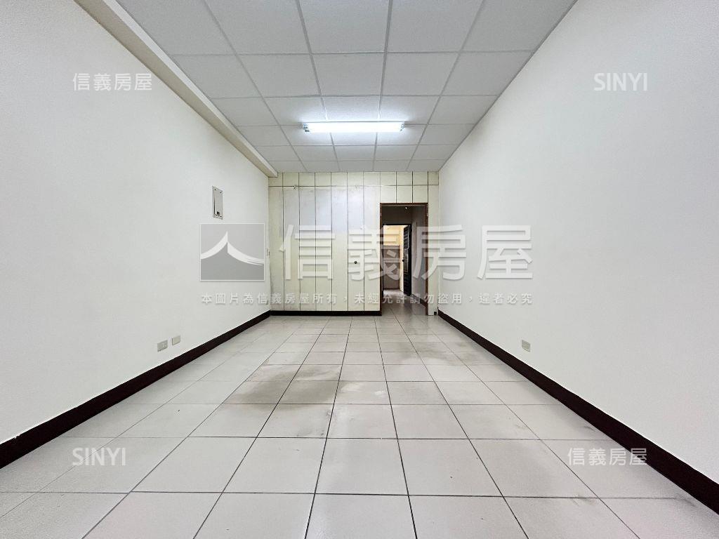 美村路上燙金門牌一樓店面房屋室內格局與周邊環境
