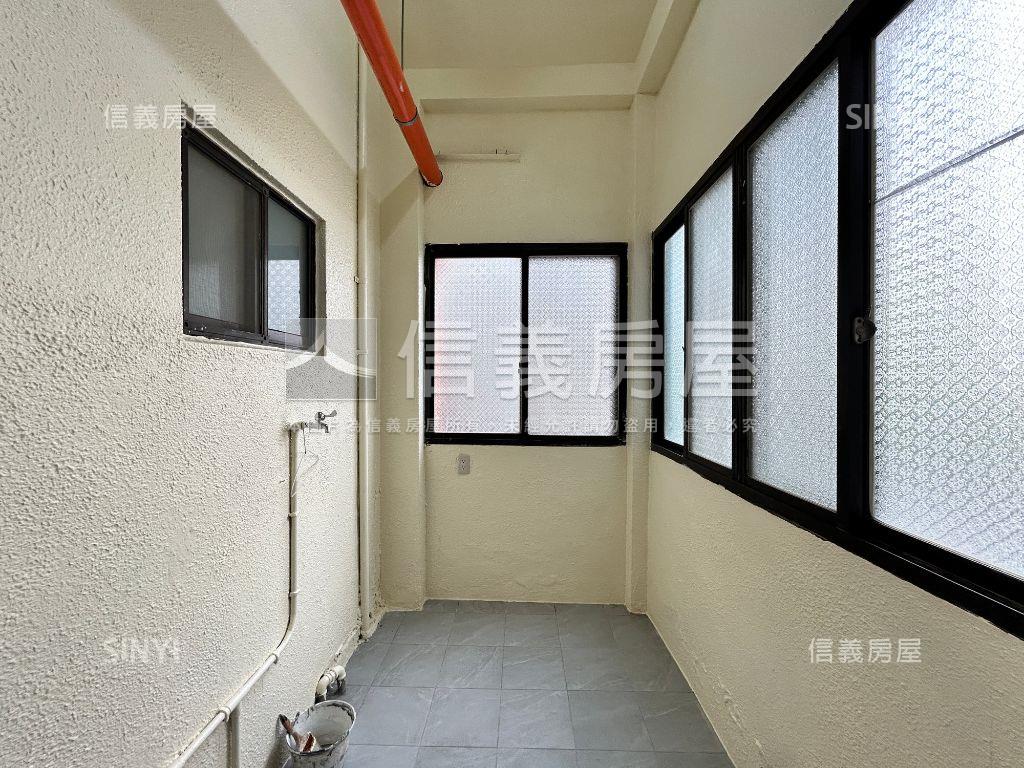美村路上燙金門牌一樓店面房屋室內格局與周邊環境