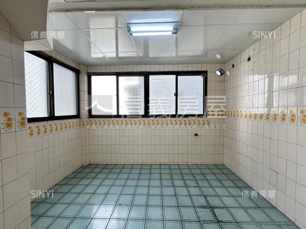 美村路上燙金門牌一樓店面房屋室內格局與周邊環境