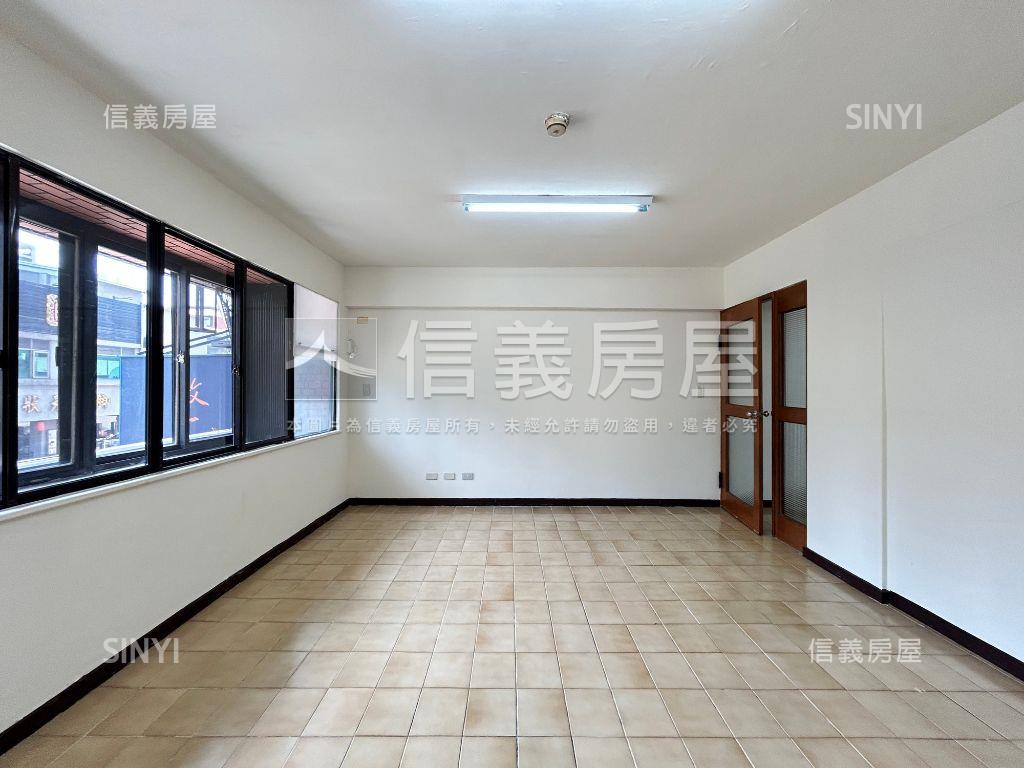 美村路上燙金門牌一樓店面房屋室內格局與周邊環境