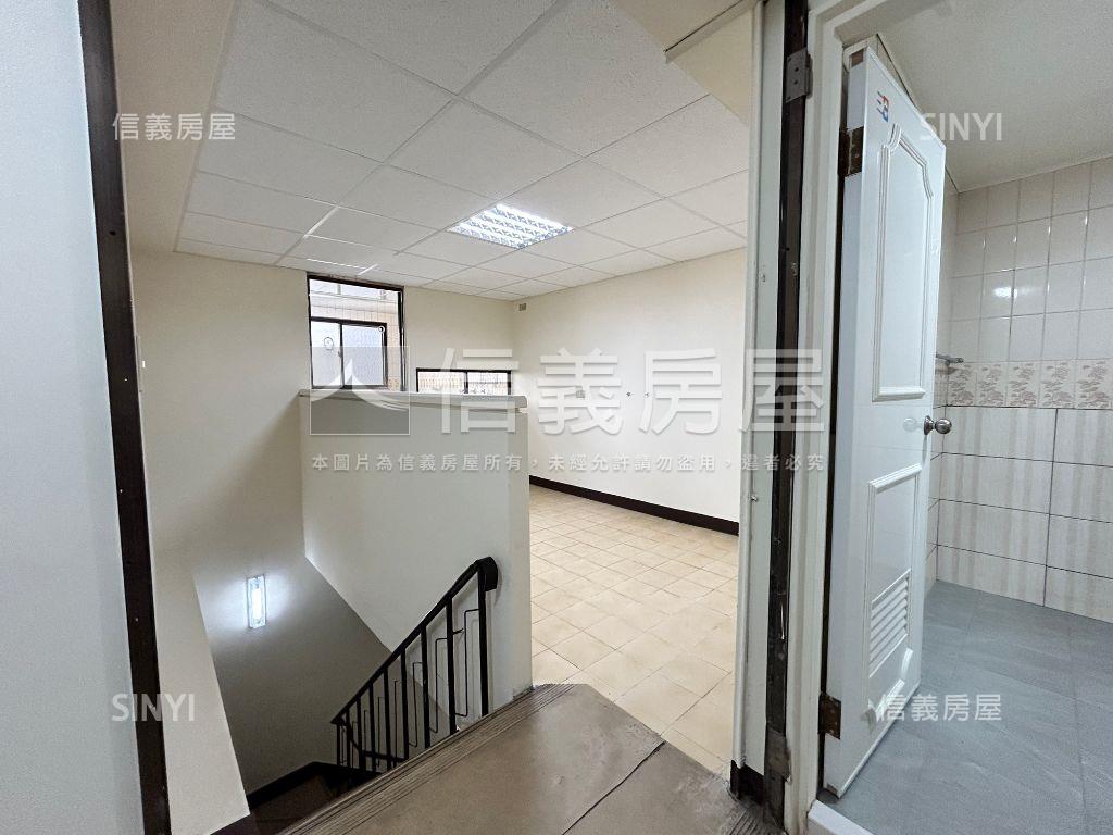 美村路上燙金門牌一樓店面房屋室內格局與周邊環境