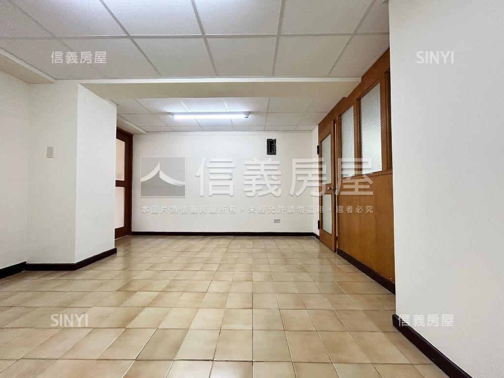 美村路上燙金門牌一樓店面房屋室內格局與周邊環境