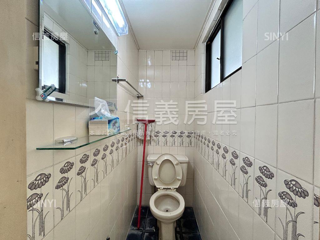 美村路上燙金門牌一樓店面房屋室內格局與周邊環境
