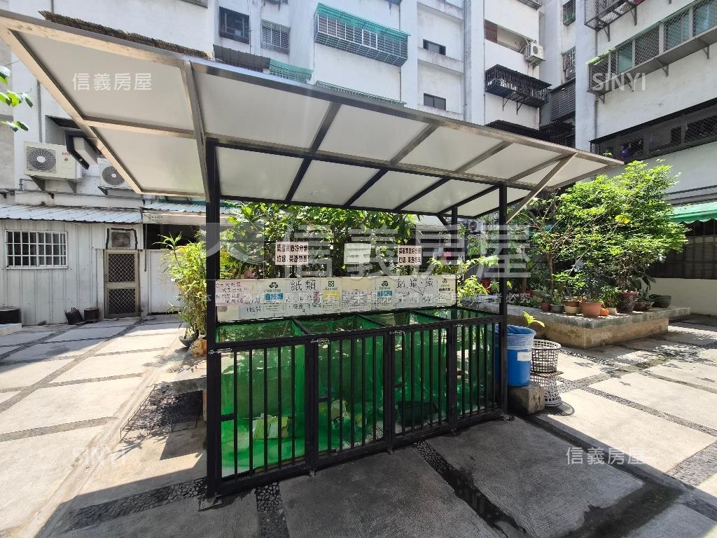 美村路上燙金門牌一樓店面房屋室內格局與周邊環境