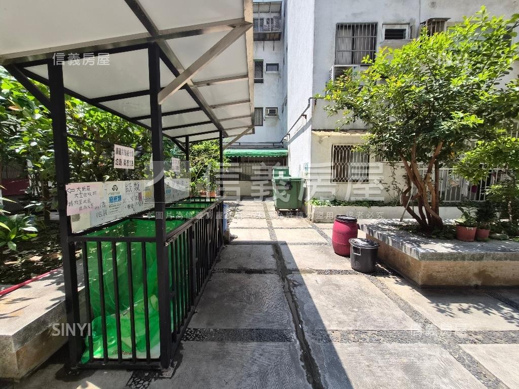 美村路上燙金門牌一樓店面房屋室內格局與周邊環境
