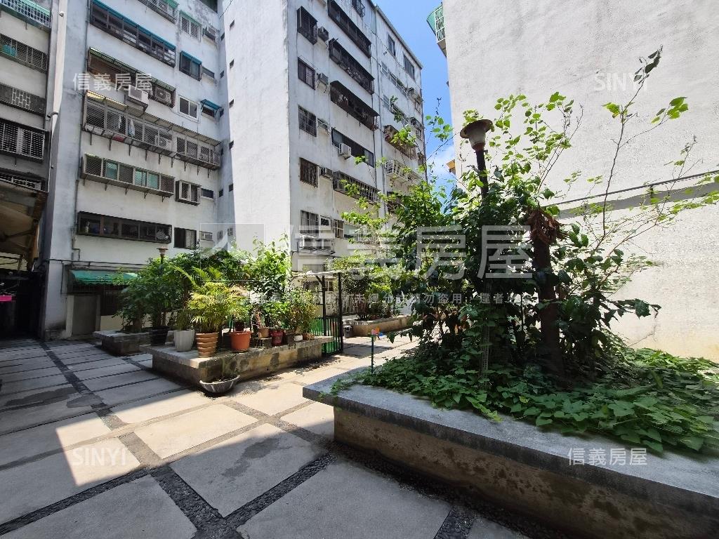 美村路上燙金門牌一樓店面房屋室內格局與周邊環境