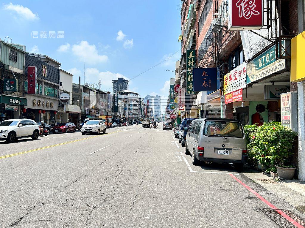 美村路上燙金門牌一樓店面房屋室內格局與周邊環境
