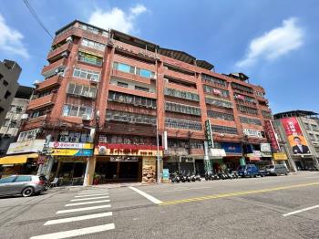 美村路上燙金門牌一樓店面