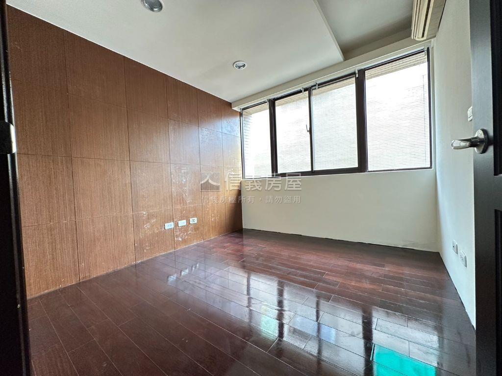 一中街大坪數面寬角間透店房屋室內格局與周邊環境
