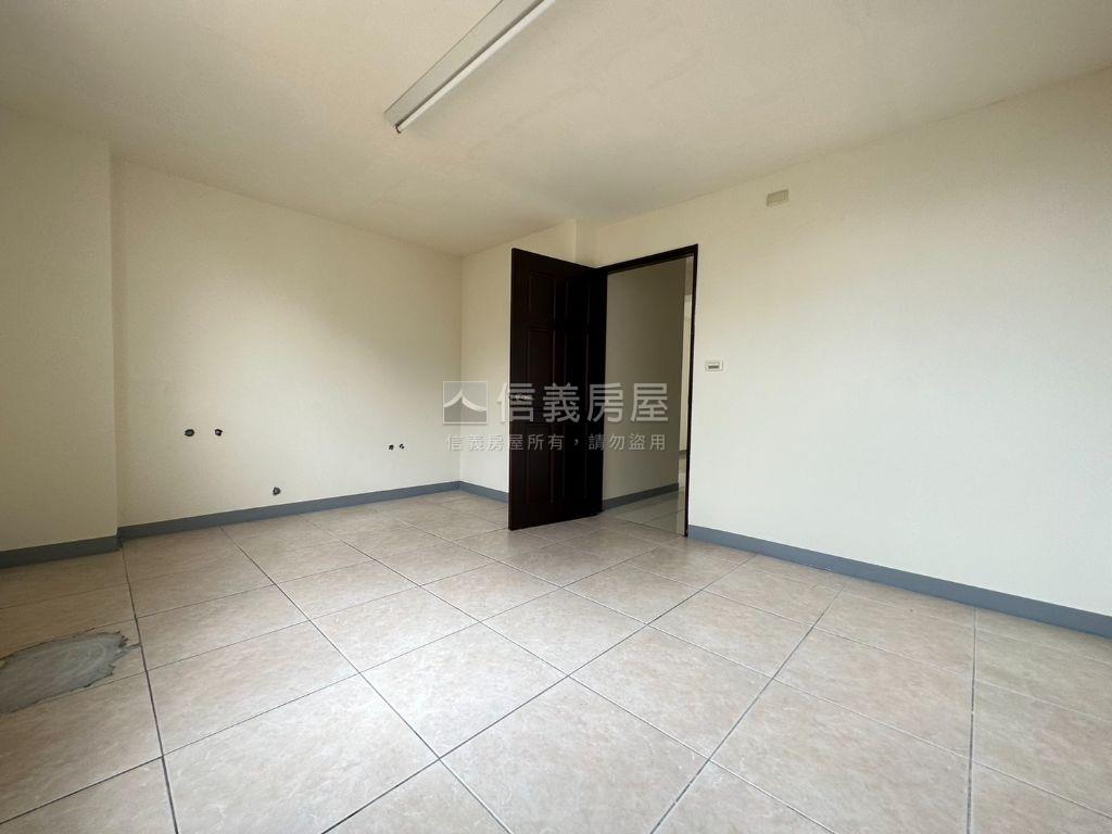 一中街大坪數面寬角間透店房屋室內格局與周邊環境