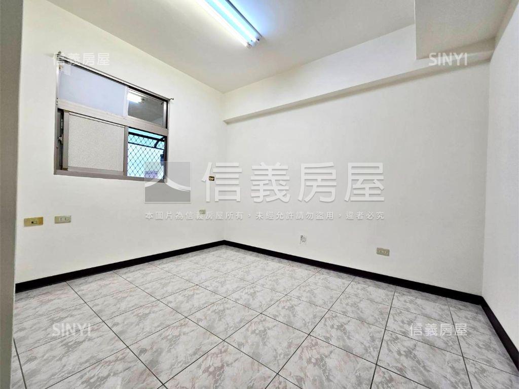 仁愛大世界三房平面車位房屋室內格局與周邊環境