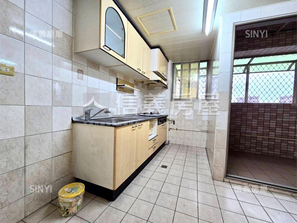 仁愛大世界三房平面車位房屋室內格局與周邊環境