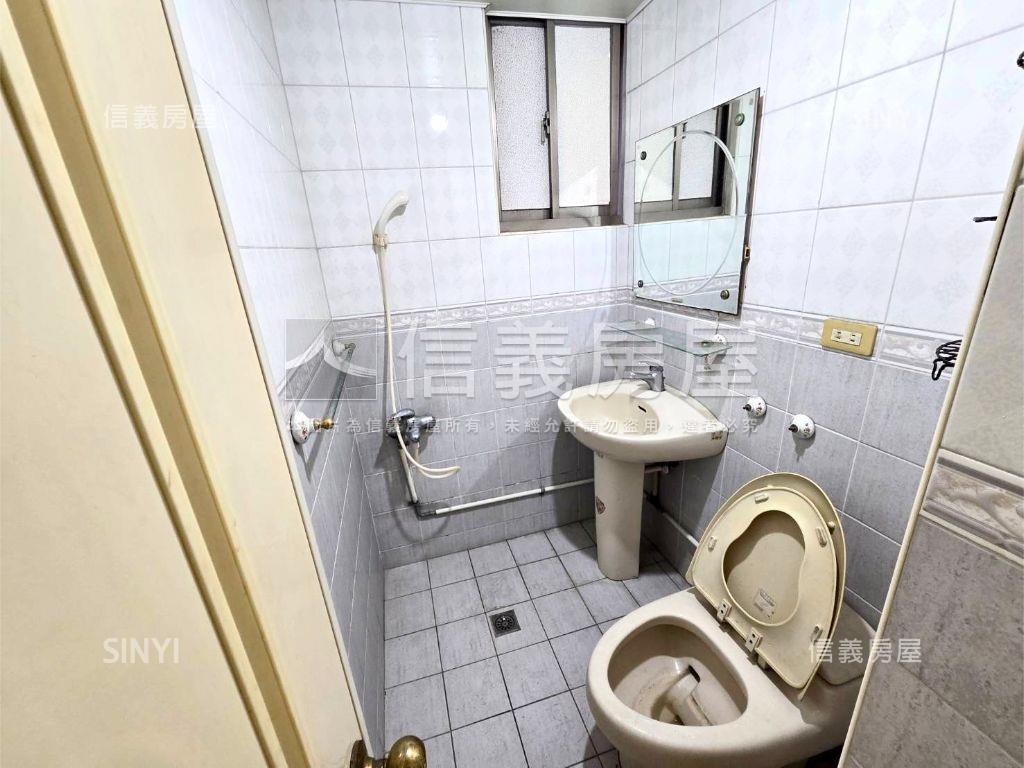 仁愛大世界三房平面車位房屋室內格局與周邊環境