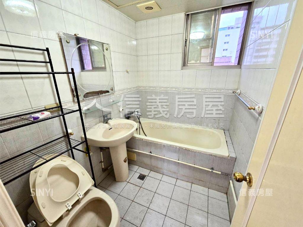 仁愛大世界三房平面車位房屋室內格局與周邊環境