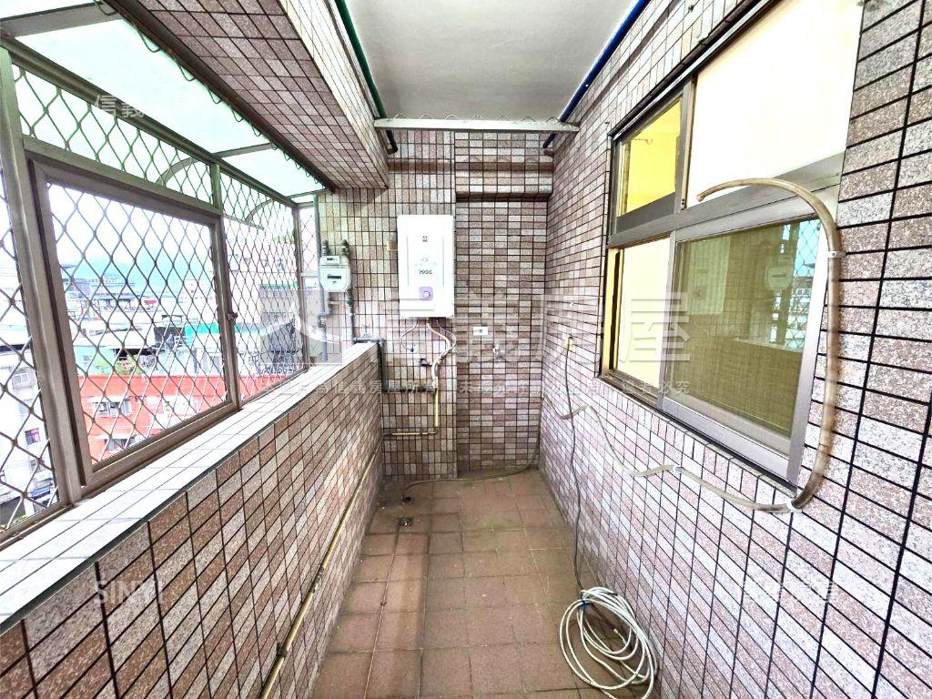 仁愛大世界三房平面車位房屋室內格局與周邊環境